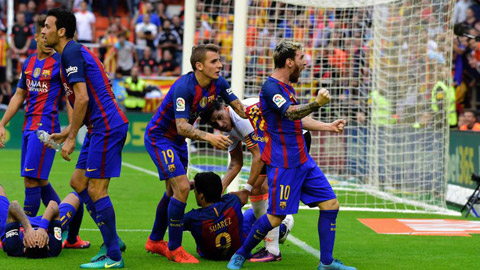 Messi điên tiết vì đồng đội bị CĐV Valencia tấn công