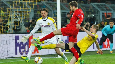 Dortmund bỗng nhiên quên cách phòng ngự