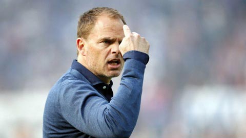 Nhiều khả năng De Boer sẽ bị sa thải sau trận thua của Inter (trái) trước Atalanta