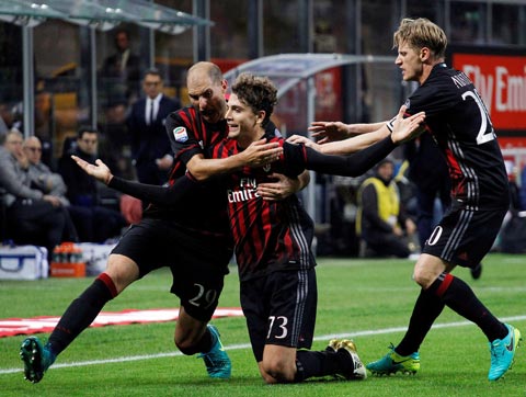 Locatelli (giữa) ghi bàn duy nhất giúp Milan đánh bại Juventus