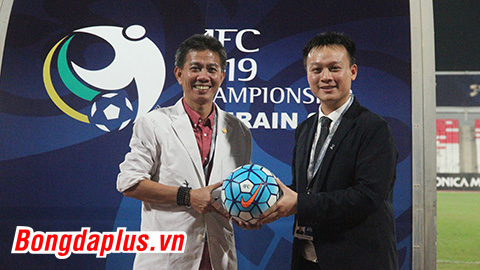 HLV Hoàng Anh Tuấn giữ quả bóng đưa U19 Việt Nam dự U20 thế giới