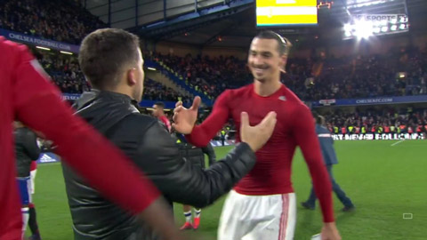 Ibra vẫn tươi cười đổi áo với Hazard sau trận đấu