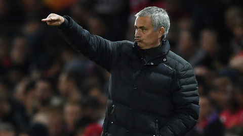 Mourinho nói gì trong giờ nghỉ giữa trận Chelsea và M.U?