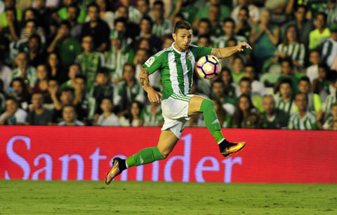 3. Ruben Castro (Real Betis - 246 trận). Castro năm nay đã 35 tuổi và có 7 mùa khoác áo Betis. Tuy dành gần như toàn bộ sự nghiệp tại La Liga song tiền đạo này chưa có bất kì chiếc thẻ đỏ nào.