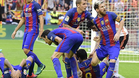Valencia bị phạt vì CĐV ném chai nước trúng Neymar