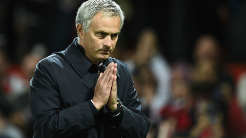 Mourinho chắp tay xin lỗi CĐV M.U vì trận thua 0-4 trước Chelsea