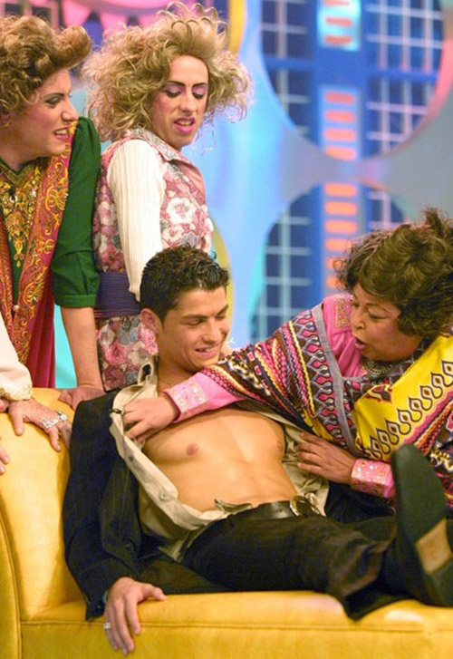Ronaldo bị sờ nắn trong một chương trình truyền hình trên kênh Herman SIC năm 2005 khi còn thi đấu cho M.U