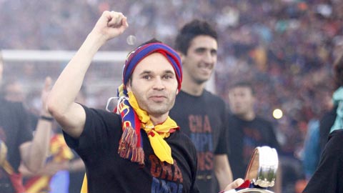 Tròn 14 năm Iniesta ra mắt Barca: Từ chàng trai “ngoạn mục” đến “biểu tượng bất tử”
