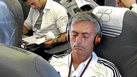 Mourinho luôn xí phần ghế 10D  trên máy bay thời còn dẫn dắt Real