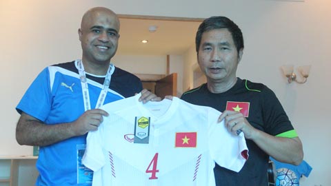 Phó Tổng thư ký VFF Dương Nghiệp Khôi tặng áo đấu của U19 Việt Nam cho đại diện ban tổ chức VCK U19 châu Á
