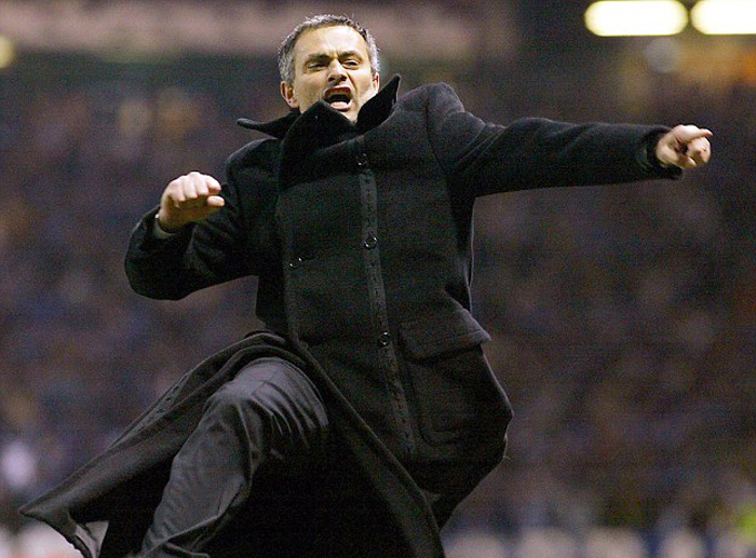 Mourinho chạy dọc sân Old Trafford ăn mừng bàn thắng của Costinha loại M.U ra khỏi Champions League mùa 2003/04