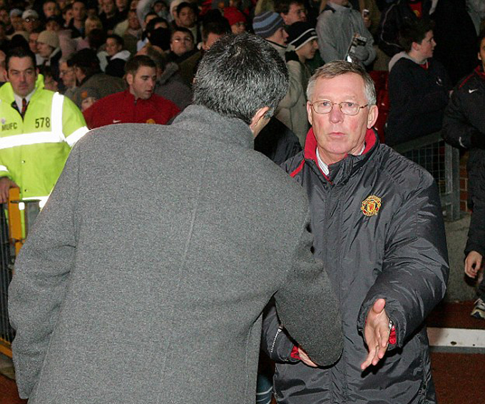 Mourinho bị phạt 5.000 bảng sau khi chỉ trích Sir Alex Ferguson ảnh hưởng quá mức tới các trọng tài