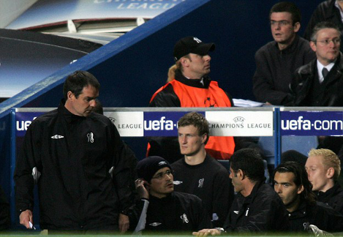 Trợ lý Rui Faria nghe lời chỉ đạo từ khán đài của Mourinho thông qua tai nghe trong thời gian Mourinho bị cấm chỉ đạo