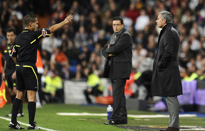Mourinho bị đuổi lên khán đài trong trận gặp Murcia năm 2010 khi dẫn dắt Real Madrid.