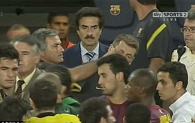 Mourinho móc mắt Tito trong trận thua 2-3 của Real trước Barca ngay trên sân Bernabeu năm 2011