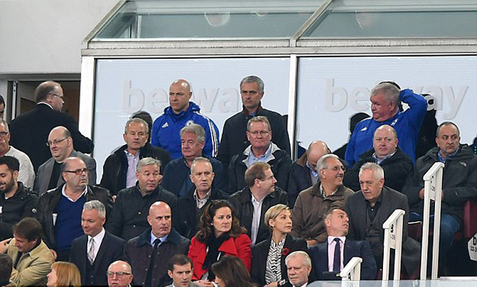 Mourinho bị đuổi lên khán đài trong trận thua của Chelsea trước West Ham tại Ngoại hạng Anh mùa trước