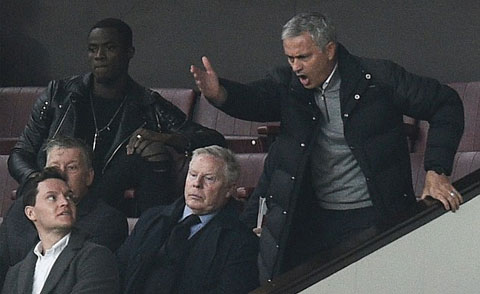 Mourinho phải ngồi trên khán đài chỉ đạo ở hiệp 2