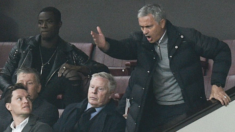 Trợ lý M.U mỉa mai trọng tài vì đuổi Mourinho