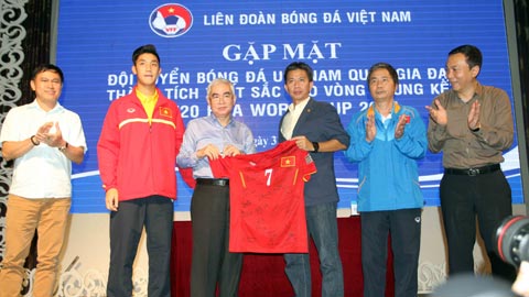Tại buổi gặp mặt tuyên dương đội do VFF   tổ chức tại khách sạn Đệ Nhất (TP.HCM), HLV Hoàng Anh Tuấn thay mặt ĐT U19 Việt Nam tặng lãnh đạo VFF chiếc áo đấu   có chữ  ký của các tuyển thủ - Ảnh: Quốc An