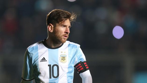 Huyền thoại Argentina khuyên Messi không nên mang băng thủ quân