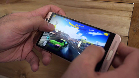 HTC One ME giảm giá mạnh để cạnh tranh với Galaxy J7