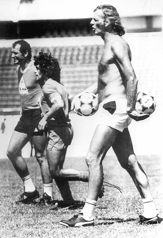 Diego Maradona (giữa) bị Barca bán cho Napoli vì do Cesar Menotti giật dây