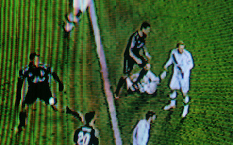 Hình ảnh Ronaldo dẫm lên người hậu vệ Legia