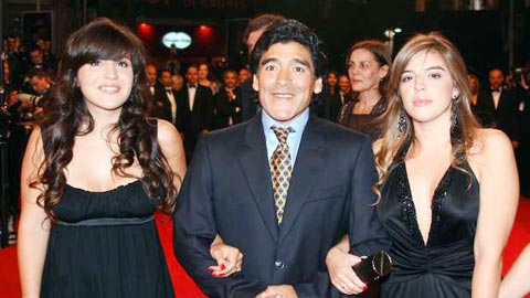 Maradona lên Facebook chửi… con