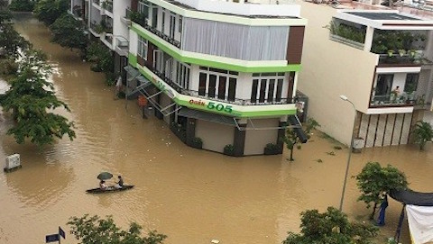 Nha Trang ngập lụt, nhà cựu tuyển thủ Sỹ Cường chìm trong nước