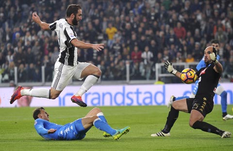 Higuain (trên) sẽ lại “nổ súng” để giúp Juventus ca khúc khải hoàn