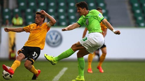 Cú đúp của Gomez (phải) giúp Wolfsburg thoát khỏi nhóm “cầm đèn đỏ”