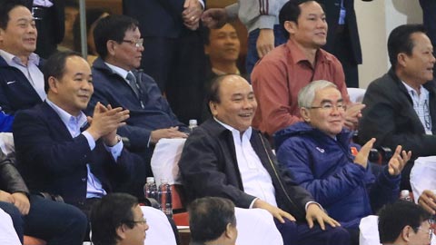 Thủ tướng Nguyễn Xuân Phúc dự khán trận thắng của Đội tuyển Việt Nam