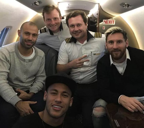 Messi, Mascherano và Neymar trên chuyến bay sang Brazil