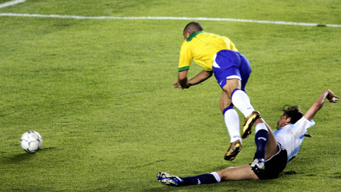 Tình huống Ronaldo bị Henze đốn ngã trong vòng cấm