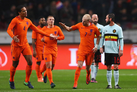 Niềm vui của các cầu thủ Hà Lan sau bàn mở tỷ số