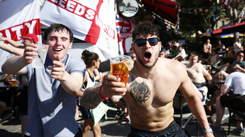 Hậu trường sân cỏ 12/11: Fan phản đối lệnh cấm rượu bia tại World Cup 2022