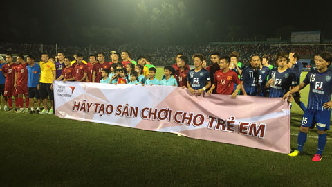 Trẻ SOS Bến Tre dự khán trận ĐT Việt Nam vs Avispa Fukuoka