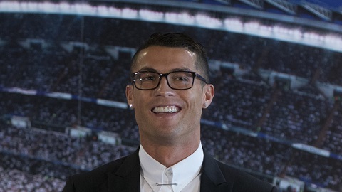 Ronaldo gặp họa vì kính đeo trong lễ ký hợp đồng mới
