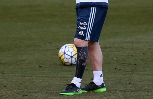 Nhưng mới đây, Messi đã phủ màu đen gần như kín chân khi chỉ còn giữ lại số 10, bàn tay của Thiago.