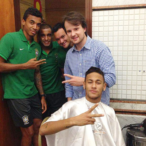 Mỗi lần về Brazil, Neymar đều tin tưởng giao đầu cho Elias (đứng, bên phải ảnh lớn)