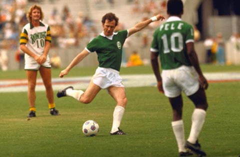 Beckenbauer và Vua bóng đá Pele sát cánh trong màu áo New York Cosmos