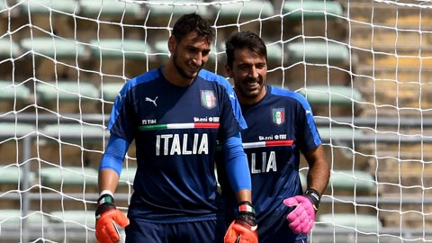 Donnarumma (trái) có thể sớm thay thế Buffon ở cả ĐT Italia và CLB Juventus