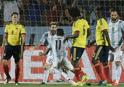 Messi để lại dấu giày trong cả 3 bàn thắng của Argentina