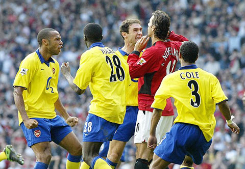 Pha va chạm nổi tiếng giữa Keown và Van Nistelrooy vào năm 2003