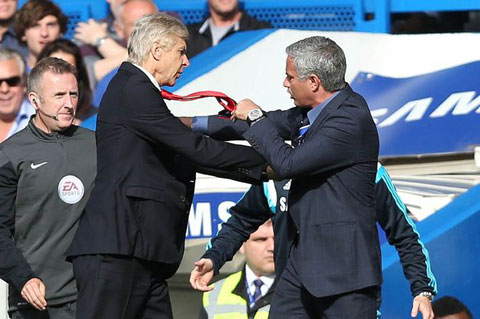 Sự thù địch ra mặt giữa Wenger và Mourinho