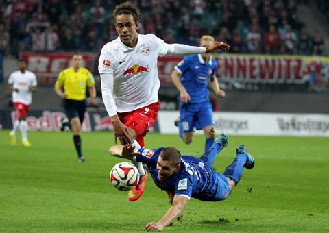 RB Leipzig (trên) đứng trước cơ hội lần đầu trong lịch sử chiếm ngôi đầu Bundesliga