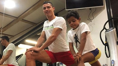 Ronaldo tập gym cùng con trai trước derby Madrid