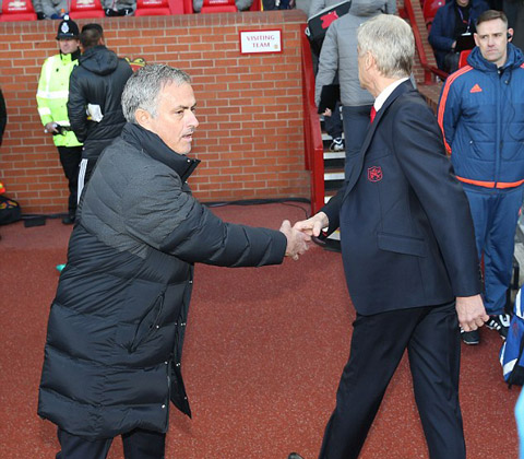 Mourinho và Wenger đưa tay ra rồi ngoảnh mặt đi