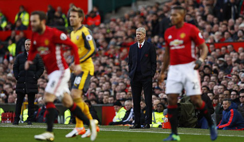 Mourinho và Wenger khá trầm lặng bên ngoài đường biên