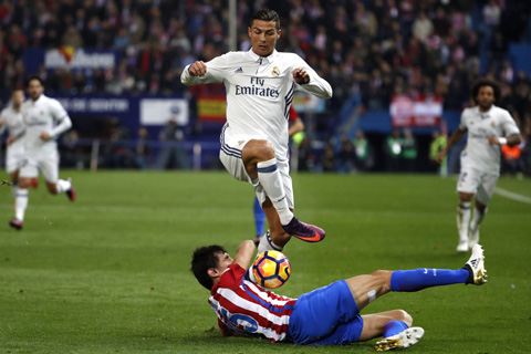 Ronaldo đưa Real vượt qua Atletico